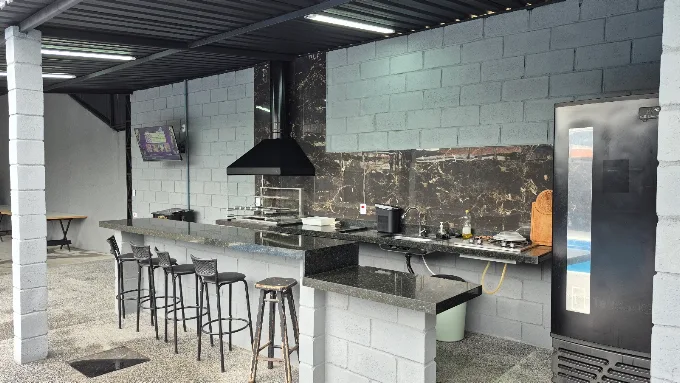 Área coberta com churrasqueira e bancada