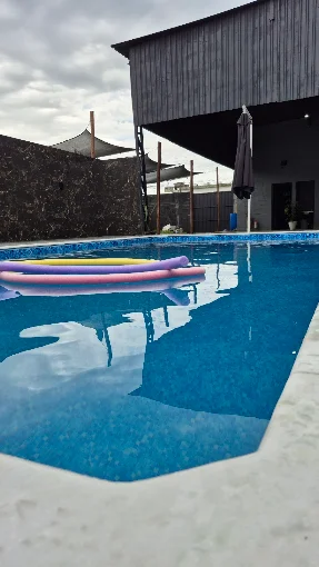 Piscina vista de perto, com boias coloridas